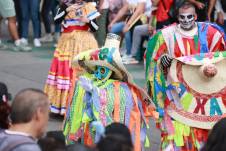 Personas disfrazadas participan en el desfile de alebrijes el sábado 18 de octubre, en Ciudad de México.