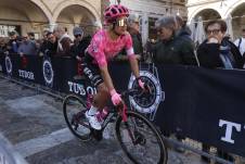 Richard Carapaz se ubica entre los 20 mejores del Tirreno Adriático.
