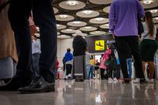 Varias personas aguardan en una terminal aérea.
