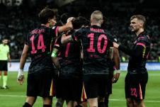 Jugadoras del Chelsea celebran uno de los cuatro goles marcados al Panathinaikos, por la Conference League