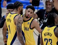 Tyrese Haliburton celebra con su compañero de los Indiana Pacers luego de la victoria ante los Oklahoma City Thunder.