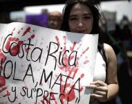 Activistas y grupos de colectivos feministas protestan para exigir la declaración de emergencia nacional debido a la ola de violencia contra las mujeres, este 22 de abril de 2023, en San José (Costa Rica).