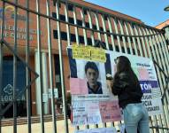 Familiares de José Vintimilla realizaron un plantón en los exteriores del edificio de la Función Judicial del Azuay para exigir justicia.