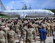 Fotografía cedida por la Gobernación de Puerto Rico donde aparece el secretario de Guerra de Estados Unidos, Pete Hegseth, hablando con militares en la Base Aérea Muñiz.