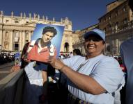 Los peregrinos se reúnen en la Plaza de San Pedro para la canonización de Carlo Acutis y Piergiorgio Frassati, en el Vaticano, el 7 de septiembre de 2025.