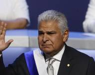 El presidente de Panamá, José Raúl Mulino, toma juramento durante su investidura este lunes, en la Ciudad de Panamá.