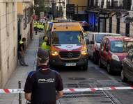Los guías caninos de la Policía Nacional y drones de la Policía Municipal trabajan para encontrar posibles personas atrapadas por el derrumbe del forjado de un edificio en la calle Hileras de Madrid.