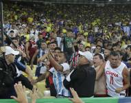 Hinchas argentinos fueron detenidos por causar tumultos en el partido de las eiminatorias.
