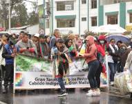 Indígenas bloquean el paso en el puente internacional Rumichaca durante una protesta para exigir una solución al derribo de dos puentes comunales fronterizos por parte del Ejército ecuatoriano.