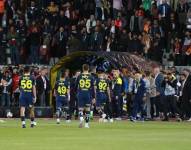 Jugadores de Fenerbahce abandonan partido.
