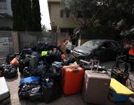 Tel Aviv (Israel). Residentes recogen sus pertenencias tras un ataque con misiles iraníes en Ness Ziona, al sur de Tel Aviv, Israel, el 22 de junio de 2025.