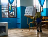 Una persona vota para el referéndum este domingo, en Quito (Ecuador).