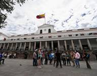 Ciudadanos ecuatorianos caminan a las afueras del Palacio de Gobierno en Quito (Ecuador), en una imagen de archivo. EFE/José Jácome