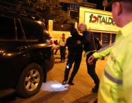 El jefe de Cancillería y Asuntos Políticos de la Embajada de México, Roberto Canseco, forcejea con policías.