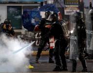 Policías se enfrentan con manifestantes durante una protesta contra el presidente de Ecuador, Daniel Noboa.