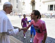 El papa León XIV saluda al líder del Giro Simon Yates en el Vaticano en Roma, este domingo en el que finaliza el Giro de Italia.-EFE/ Simone Risoluti Dicasterio de la Comunicación del Vaticano.