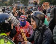 QUITO (ECUADOR), 30/09/2025.- Personas se enfrentan con la Policía de Ecuador durante una manifestación contra el presidente de Ecuador, Daniel Noboa, por el alza del diésel y en apoyo a los manifestantes indígenas de la provincia de Imbabura, este martes en Quito (Ecuador).