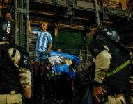 Manifestantes protestan contra el proyecto de 'ley ómnibus' en las inmediaciones del Congreso Nacional, el 1 de enero de 2024, en Buenos Aires (Argentina).