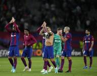 Los jugadores del FC Barcelona aplauden a la afición tras vencer al Shakhatar Donetsk en el partido de la tercera jornada de la Liga de Campeones. EFE/Alejandro García