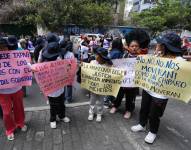 Ciudadanas sostienen carteles en una manifestación frente a la Corte Constitucional.