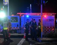 Agentes de policía y los servicios de emergencia trabajan en la zona de la playa de Bondi en Sídney, Australia.