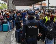 Aglomeración de viajeros afectados este lunes por la interrupción de trenes de alta velocidad en la estación de Atocha de Madrid.