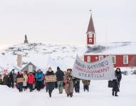 Participantes en una manifestación contra el racismo, los prejuicios y la discriminación en Nuuk, Groenlandia, 27 de febrero de 2025.