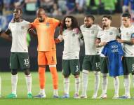 Jugadores del Chelsea con la camiseta en homenaje de Diogo Jota