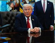 El presidente de Estados Unidos, Donald Trump, habla con los medios durante un evento en la Oficina Oval de la Casa Blanca, en Washington, DC, EE.UU., el 6 de octubre de 2025