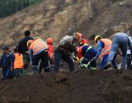 Pobladores y rescatistas buscan a víctimas de un alud el 28 de marzo, en Alausí, Chimborazo, Ecuador.
