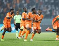 Jugadores de Costa de Marfil, celebrando su pase.