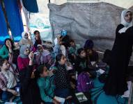 Estudiantes palestinos asisten a una clase en una escuela de campaña en el campo de refugiados de Khan Yunis, en el sur de la Franja de Gaza.