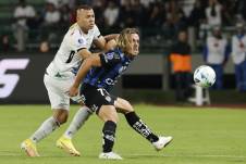 Jáider Riquett (i) de Once Caldas disputa el balón con Claudio Spinelli de Independiente del Valle por los cuartos de final de la Copa Sudamericana