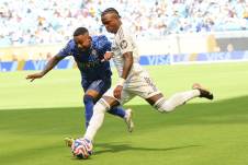 Vinícius Júnior del Real Madrid disputa el balón contra Malcom por el Mundial de Clubes