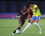 Tarciane (d) de Brasil disputa el balón con Linda Caicedo de Colombia este viernes, en un partido de la fase de grupos de la Copa América Femenina