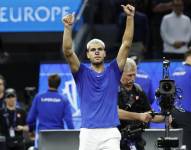 El tenista español Carlos Alcaraz saluda a la afición tras derrotar al argentino Francisco Cerúndolo durante la disputa de la Copa Laver en San Francisco, Estados Unidos.