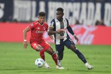 Erick Castillo (d) de Alianza disputa el balón con Daykol Romero de Católica este miércoles, en un partido de los octavos de final de la Copa Sudamericana