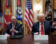 El presidente de EE.UU., Donald Trump (d), habla junto al primer ministro australiano, Anthony Albanese (i), en Washington, el 20 de octubre de 2025.
