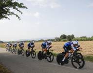 Los ciclistas del equipo Israel durante la quinta etapa de la Vuelta a España, una contrarreloj por equipos de 24,1 kilómetros con salida y llegada en Figueres. EFE/ Javier Lizón