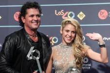 Shakira y Carlos Vives en Los 40 Music Awards con los galardones obtenidos por La Bicicleta.