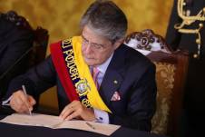 El presidente Guillermo Lasso firmando un decreto.