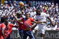 El zaguero criollo Jerry Parrales disputa el balón ante el atacante José Angulo