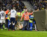 Los jugadores de RKC Waalwijk y Ajax observan el estado del portero Etienne Vaessen, que se desplomó tras un choque.