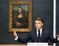 El presidente de Francia, Emmanuel Macron, pronuncia un discurso frente a la obra maestra de Leonardo da Vinci, la Mona Lisa.