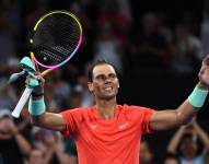 Rafael Nadal saluda a los aficionados tras derrotar al austríaco Dominic Thiem, en el torneo de Brisbane