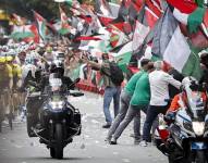 La iniciativa Gernika Palestina ha invadido este miércoles un tramo de la Gran Vía de Bilbao al paso de la Vuelta ciclista por la capital vizcaína en protesta por la participación del equipo Israel Premier Tech y en apoyo a Palestina.