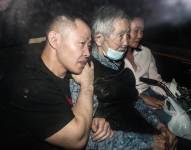 El expresidente peruano Alberto Fujimori, acompañado de sus hijos, Keiko (d) y Kenji Fujimori (i), saliendo de prisión.