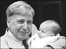 El Vaticano critica la concesión del Nobel al padre de la fecundación in vitro