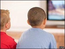 Los niños no deberían pasar más de dos horas ante el televisor