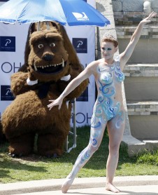 Reina de Viña cumple rito del tradicional "piscinazo" totalmente desnuda